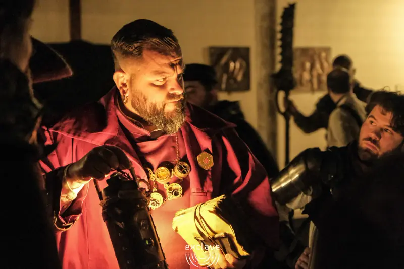 Exclave, personaggio al lume di candela