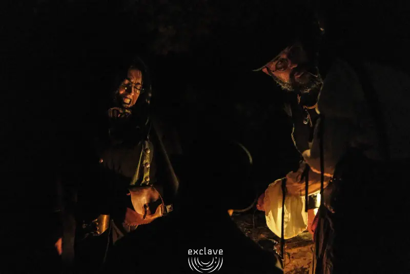 Exclave, scena notturna con lanterne